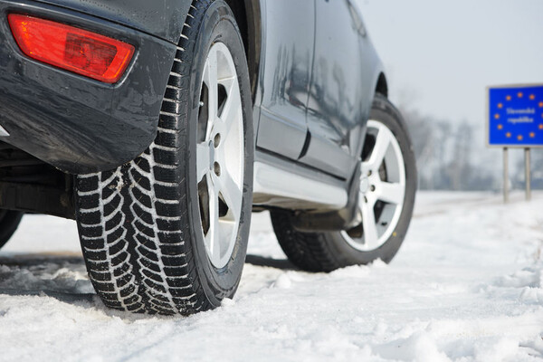 Je v zahraničí také povinnost zimních pneumatik?