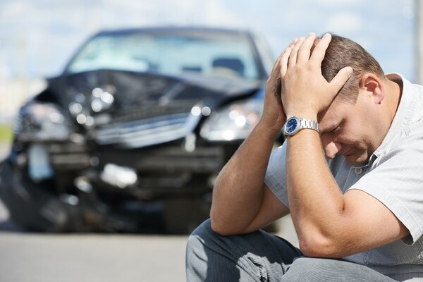 Kdo zaplatí škody, když zaviním nehodu na sjetých pneumatikách? 