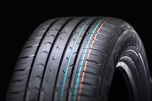 Co znamenají barevné proužky na dezénu nových pneumatik?