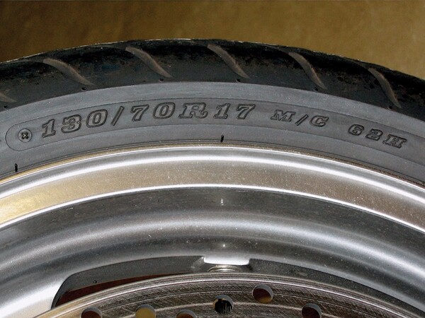 Jak se značí pneumatiky na motorku?