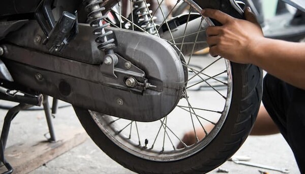 Jak vyměnit pneumatiky na motorce svépomocí?