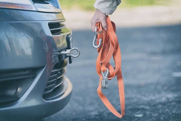 Jak táhnout porouchané auto na laně či na tyči?