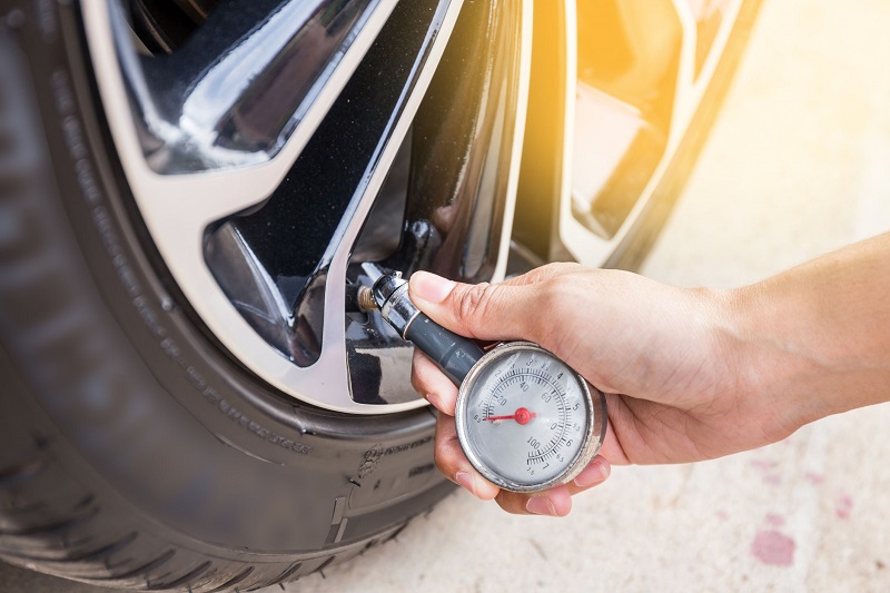 kontrola tlaku v pneumatikách