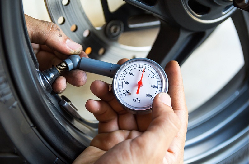 tlak v moto pneu